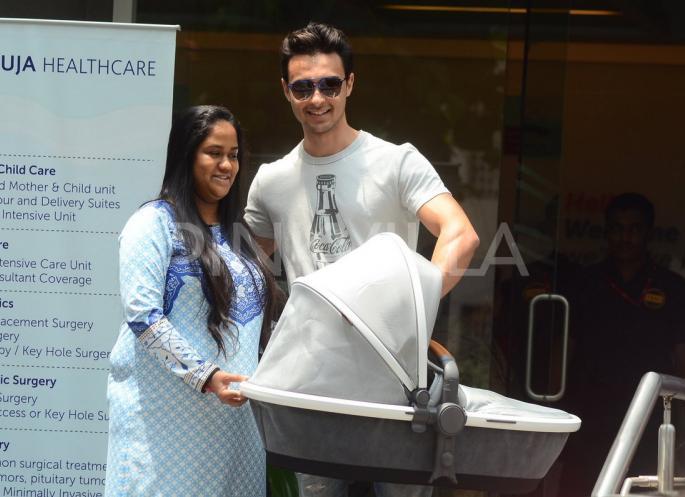 Arpita-Ahil returned home! | अर्पिता-अहिल परतले घरी!