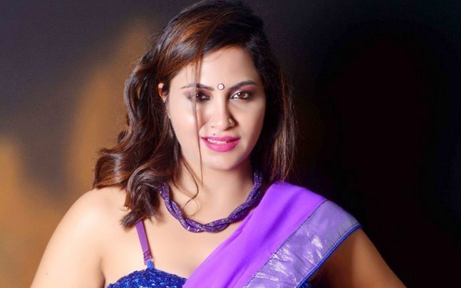 Bigg Boss11: The contestant is married, claiming that Shahid Afridi was a girlfriends | Bigg Boss11:ही स्पर्धक आहे विवाहीत,शाहिद अफ्रिदीची गर्लफ्रेड असल्याचा केला होता दावा Bigg Boss11: The contestant is married, claiming that Shahid Afridi was a girlfriends | Bigg Boss11:ही स्पर्धक आहे विवाहीत,शाहिद अफ्रिदीची गर्लफ्रेड असल्याचा केला होता दावा