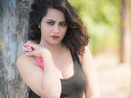 Bigg Boss 11 fame Arshi Khan tells that something happened that night ... | बिग बॉस 11 फेम अर्शी खान सांगतेय त्या रात्री घडले होते असे काही... Bigg Boss 11 fame Arshi Khan tells that something happened that night ... | बिग बॉस 11 फेम अर्शी खान सांगतेय त्या रात्री घडले होते असे काही...