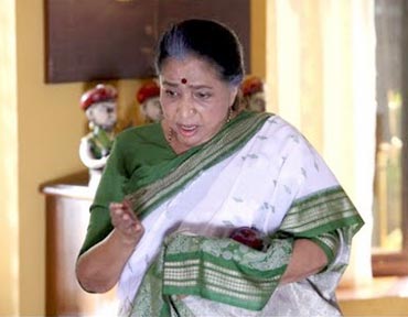 Tanmay Bhatwar Asha Bhosale Kadadale | ​तन्मय भटवर आशा भोसले कडाडल्या