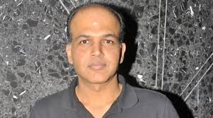 Ashutosh Gowariker Priyakta Vatilator | आशुतोष गोवारीकर प्रियाकांच्या व्हेटिंलेटरमध्ये Ashutosh Gowariker Priyakta Vatilator | आशुतोष गोवारीकर प्रियाकांच्या व्हेटिंलेटरमध्ये