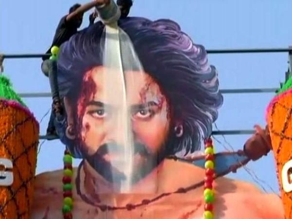 SEE PIC: Audacity of King Amarendra Bahubali's Danghdhishek !! | SEE PIC : प्रेक्षकांनी राजा अमरेंद्र बाहुबलीचा केला दुग्धाभिषेक !! SEE PIC: Audacity of King Amarendra Bahubali's Danghdhishek !! | SEE PIC : प्रेक्षकांनी राजा अमरेंद्र बाहुबलीचा केला दुग्धाभिषेक !!