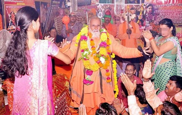 Baba has done 100 sexual abuse of women | बाबाने केले १०० महिलांचे लैंगिक शोषण