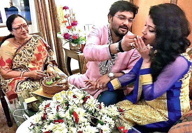 Babul Suprio and composition | ​बाबुल सुप्रीयो व रचना यांचा साखरपुडा