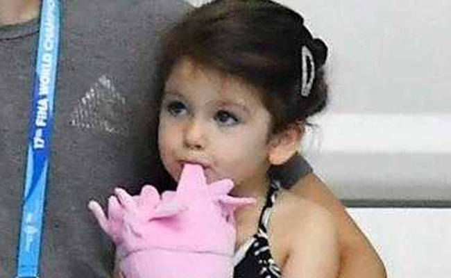 'The actress's three-year-old chimukula takes the habit of wine! | ‘या’ अभिनेत्रीच्या तीन वर्षांच्या चिमुकलीला लागली वाइनची सवय !!