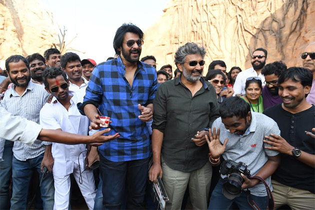 watch pics: Bahubali2's 613 days and shooting ended ... !! | watch pics : ‘बाहुबली2’चे ६१३ दिवस आणि शूटींग संपले...!! watch pics: Bahubali2's 613 days and shooting ended ... !! | watch pics : ‘बाहुबली2’चे ६१३ दिवस आणि शूटींग संपले...!!