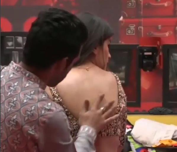 Bigg Boss11: What happens at home when the light is off? | Bigg Boss11: पाहा लाईट बंद होताच घरात काय घडते? Bigg Boss11: What happens at home when the light is off? | Bigg Boss11: पाहा लाईट बंद होताच घरात काय घडते?
