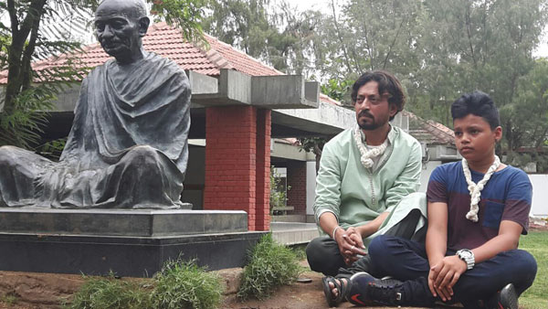 Irrfan's unique 'Father's Day Celebration'; In Sabarmati Ashram, the boy reached with the boy | इरफानचे आगळेवेगळे ‘फादर्स डे सेलिब्रेशन’; मुलासह पोहोचला साबरमती आश्रमात Irrfan's unique 'Father's Day Celebration'; In Sabarmati Ashram, the boy reached with the boy | इरफानचे आगळेवेगळे ‘फादर्स डे सेलिब्रेशन’; मुलासह पोहोचला साबरमती आश्रमात