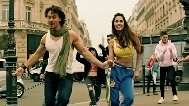 Tiger-direction Patani has got another video, she did something like this. | टायगर-दिशा पटानीचा अजून एक व्हिडीओ आला समोर, यावेळी तिने असे काही केले !!! Tiger-direction Patani has got another video, she did something like this. | टायगर-दिशा पटानीचा अजून एक व्हिडीओ आला समोर, यावेळी तिने असे काही केले !!!