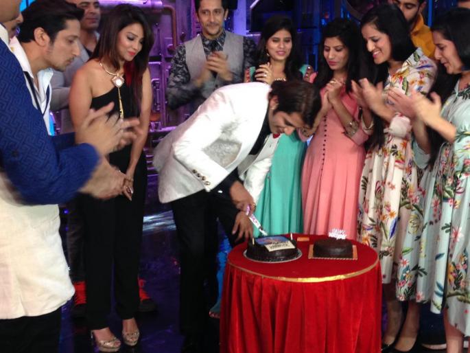 On the sets of India's Best Twice, Karanveer Bohra got the surprise | इंडियाज बेस्ट जुडवाच्या सेटवर करणवीर बोहराला मिळाले सरप्राईज On the sets of India's Best Twice, Karanveer Bohra got the surprise | इंडियाज बेस्ट जुडवाच्या सेटवर करणवीर बोहराला मिळाले सरप्राईज