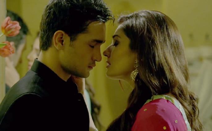 Raveena Tandon's first song 'Shab' came ...! | रवीना टंडनच्या ‘शब’चे पहिले गाणे आले...! Raveena Tandon's first song 'Shab' came ...! | रवीना टंडनच्या ‘शब’चे पहिले गाणे आले...!