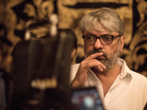 Bhansali's new film next year on December 15? | भन्साळींचा नवा चित्रपट पुढीलवर्षी १५ डिसेंबरला? Bhansali's new film next year on December 15? | भन्साळींचा नवा चित्रपट पुढीलवर्षी १५ डिसेंबरला?