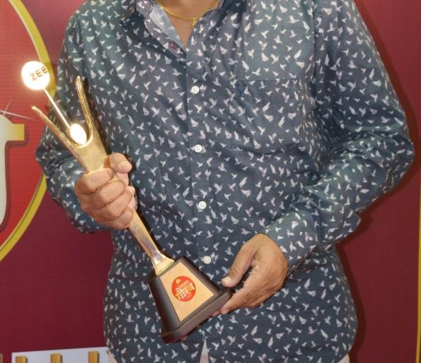 Bharat Jadhav won the Zee Natya Gaurav Puraskar, the honor of Best Actor | भरत जाधव यांनी झी नाट्य गौरव पुरस्कार सोहळ्यात पटकावला सर्वोत्कृष्ट अभिनेत्याचा मान Bharat Jadhav won the Zee Natya Gaurav Puraskar, the honor of Best Actor | भरत जाधव यांनी झी नाट्य गौरव पुरस्कार सोहळ्यात पटकावला सर्वोत्कृष्ट अभिनेत्याचा मान