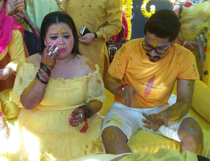 Dhasdas rattles on the days of Bharti Singh on the thrill of making people laugh, see photos! | लोकांना खळखळून हसविणारी भारती सिंग हळदीच्या दिवशी ढसाढसा रडली, पहा फोटो! Dhasdas rattles on the days of Bharti Singh on the thrill of making people laugh, see photos! | लोकांना खळखळून हसविणारी भारती सिंग हळदीच्या दिवशी ढसाढसा रडली, पहा फोटो!
