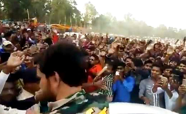 The 'superstar' was crowded to see the crowd; From the field, the time to be removed, watch the video! | ‘या’ सुपरस्टारला बघण्यासाठी गर्दी झाली बेभान; मैदानावरून काढावा लागला पळ, पाहा व्हिडीओ! The 'superstar' was crowded to see the crowd; From the field, the time to be removed, watch the video! | ‘या’ सुपरस्टारला बघण्यासाठी गर्दी झाली बेभान; मैदानावरून काढावा लागला पळ, पाहा व्हिडीओ!