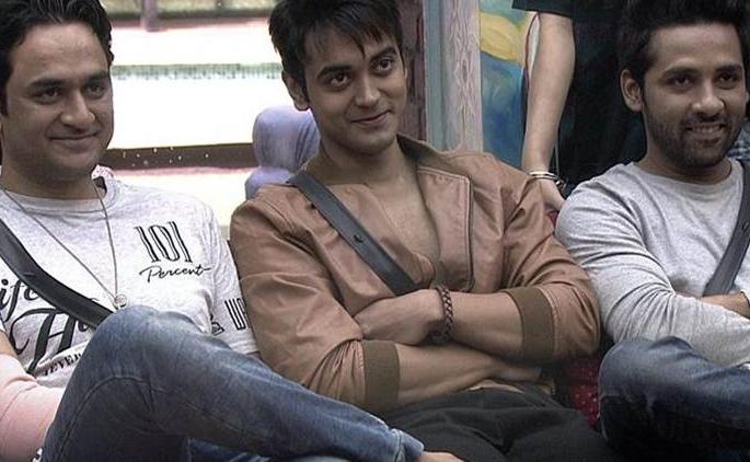 Despite being a crorepot in real life, it is a celebrity of Big Boss-11's house competitor, who is it? | रिअल लाइफमध्ये करोडपती असूनही हा सेलिब्रिटी आहे बिग बॉस-11च्या घरातील स्पर्धक,जाणून घ्या कोण आहे तो? Despite being a crorepot in real life, it is a celebrity of Big Boss-11's house competitor, who is it? | रिअल लाइफमध्ये करोडपती असूनही हा सेलिब्रिटी आहे बिग बॉस-11च्या घरातील स्पर्धक,जाणून घ्या कोण आहे तो?