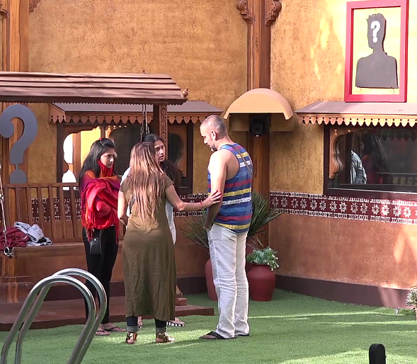 Aishwarya Kale, who lives in Bigg Boss house, shocked the bus ... | बिग बॉस मराठीच्या घरात असणाऱ्या अस्ताद काळेला बसला धक्का... तो बिग बॉसच्या घरात असताना प्रेयसीचे ठरले लग्न Aishwarya Kale, who lives in Bigg Boss house, shocked the bus ... | बिग बॉस मराठीच्या घरात असणाऱ्या अस्ताद काळेला बसला धक्का... तो बिग बॉसच्या घरात असताना प्रेयसीचे ठरले लग्न