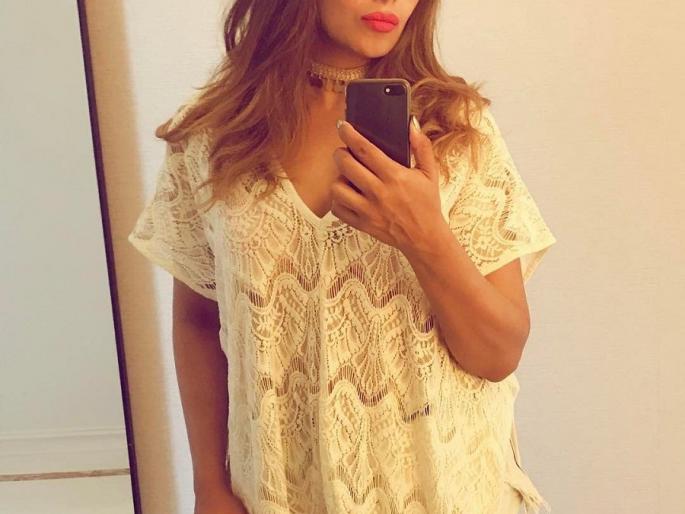 Bipasha Basu rushed to the organizers and went to the hotel! | ​बिपाशा बसू आयोजकांवर रूसली अन् हॉटेलात जावून बसली!