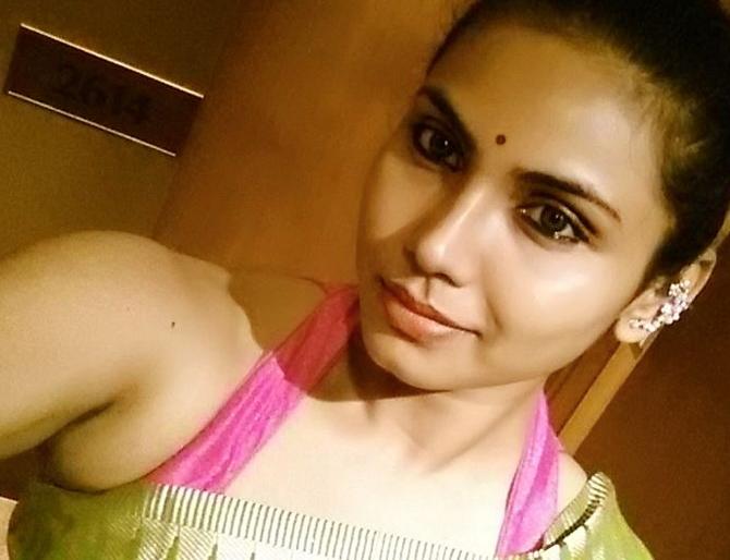 Bengali actress Death Body found hanging in ceiling | सीलिंगला लटकलेल्या अवस्थेत मिळाली या बंगाली अभिनेत्रीची डेथ बॉडी Bengali actress Death Body found hanging in ceiling | सीलिंगला लटकलेल्या अवस्थेत मिळाली या बंगाली अभिनेत्रीची डेथ बॉडी