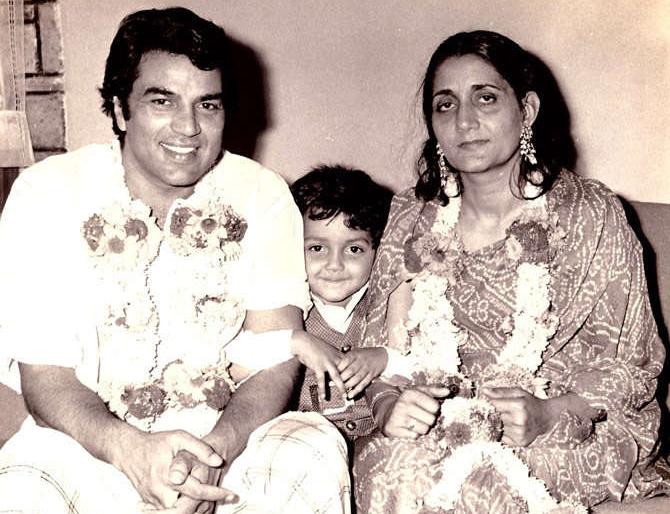 Why should the photograph of Dharmendra's first wife be viral ?, read detailed! | धर्मेंद्र यांच्या पहिल्या पत्नीचा फोटो का बरं होत असावा व्हायरल?, वाचा सविस्तर! Why should the photograph of Dharmendra's first wife be viral ?, read detailed! | धर्मेंद्र यांच्या पहिल्या पत्नीचा फोटो का बरं होत असावा व्हायरल?, वाचा सविस्तर!