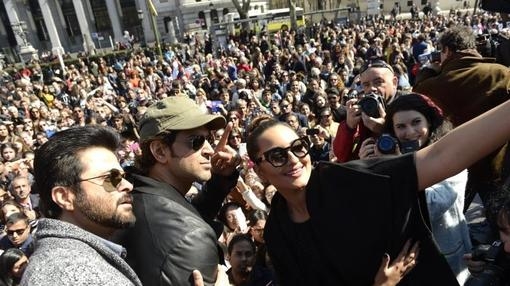 When Anil Kapoor, Sonakshi Sinha and Hrithik Roshan are in a deserted mood. | जेव्हा अनिल कपूर ,सोनाक्षी सिन्हा आणि रितिक रोशन मस्तीच्या मडूमध्ये असतात. When Anil Kapoor, Sonakshi Sinha and Hrithik Roshan are in a deserted mood. | जेव्हा अनिल कपूर ,सोनाक्षी सिन्हा आणि रितिक रोशन मस्तीच्या मडूमध्ये असतात.