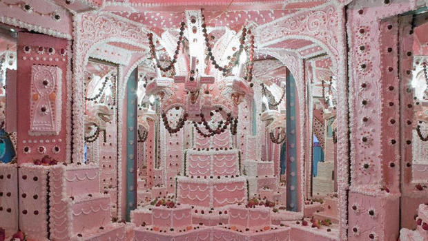 Have a beautiful cake bungalow | असावा सुंदर केकचा बंगला