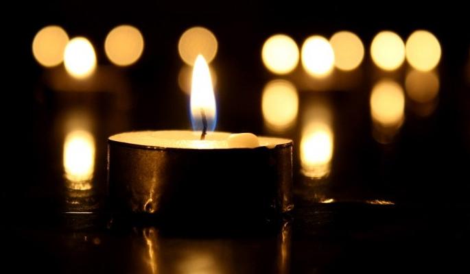 About 200 people candles in 'Sunrise' company ... | 'सनराईज' कंपनीत सुमारे 200 जण मेणबत्त्या...