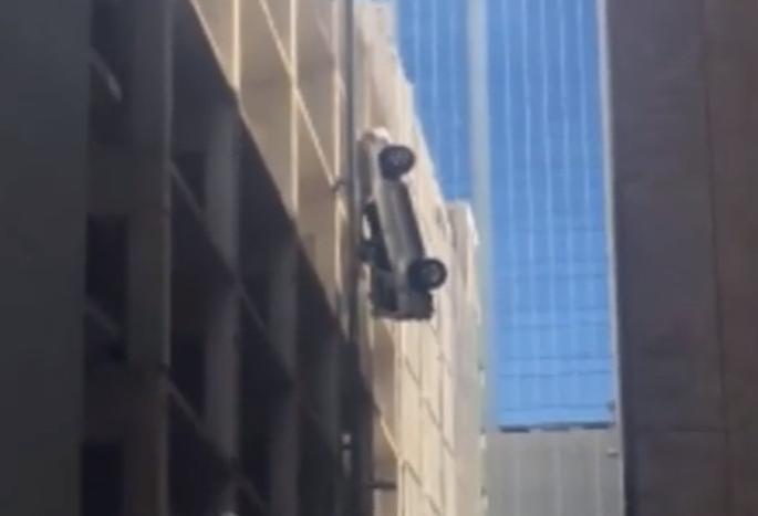 The car from the ninth floor of the building | इमारतीच्या नवव्या मजल्यावरुन पडली कार