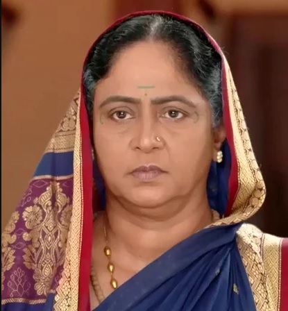 You will be surprised to see the real life photos of Godavakaka, which is the color of life in you. | ​तुझ्यात जीव रंगला या मालिकेतील गोदाक्कांचा म्हणजेच छाया सांगावकर यांचा खऱ्या आयुष्यातील फोटो पाहून तुम्हाला बसेल आश्चर्याचा धक्का