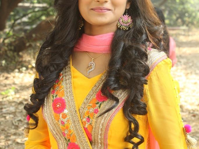 Etsha Sangzgiraji becomes 'small owner' | ​नोकरीला रामराम करून एतशा संझगिरी झाली 'छोटी मालकीण'