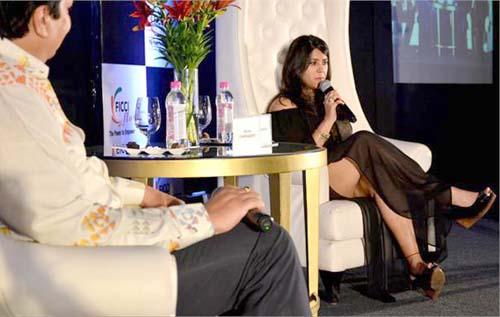 Ekta Kapoor dressed risk! | ​एकता कपूरला ड्रेसने दिला धोका !
