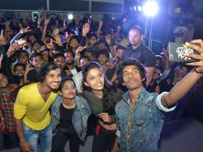 2 Junkie's joke at Mad's DJ Night | 2 मॅडच्या डी जे नाईट मध्ये तरुणाईचा जल्लोष 2 Junkie's joke at Mad's DJ Night | 2 मॅडच्या डी जे नाईट मध्ये तरुणाईचा जल्लोष