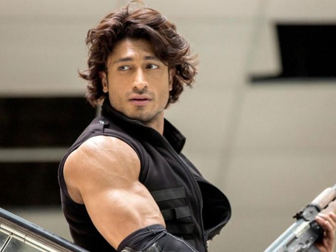COMMANDO 2 NEW SONG: 'Hare Krishna, Hare Ram' will be seen in a new tone. | ​COMMANDO 2 NEW SONG: नव्या अंदाजात दिसणार ‘हरे कृष्णा, हरे राम’