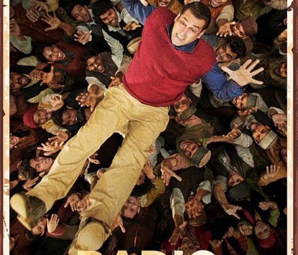 Four days after 'The Radio Song' of 'TubeLight' will be the first song to be released! | चार दिवसांनी ‘ट्यूबलाइट’चे ‘द रेडिओ सॉँग’ हे पहिले गाणे होणार रिलीज! Four days after 'The Radio Song' of 'TubeLight' will be the first song to be released! | चार दिवसांनी ‘ट्यूबलाइट’चे ‘द रेडिओ सॉँग’ हे पहिले गाणे होणार रिलीज!