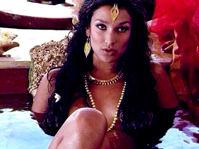 Bollywood actress is 'very bold' in 'Game Of Thrones' Her earnings will be shocked if you earn! | ‘गेम आॅफ थ्रोन्स’मध्ये जबरदस्त बोल्ड सीन्स देत आहे ‘ही’ बॉलिवूड अभिनेत्री; तिची कमाई ऐकाल तर धक्काच बसेल !