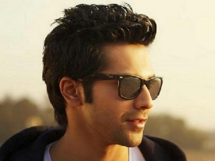 Varun Dhawan meets '18 year' teacher | १८ वर्षांनंतर वरूण धवन भेटला ‘या’ टीचरला... Varun Dhawan meets '18 year' teacher | १८ वर्षांनंतर वरूण धवन भेटला ‘या’ टीचरला...