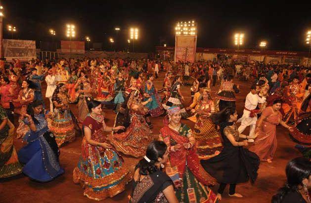 Dandiya songs are written in Marathi | दांडिया गाण्यांची मराठीत वानवा Dandiya songs are written in Marathi | दांडिया गाण्यांची मराठीत वानवा