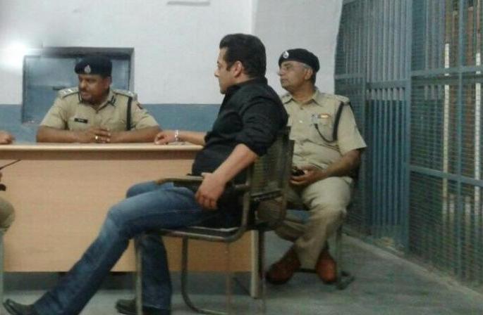 Salman Khan, the other prisoners' relatives angry because of VIP treatment being given! | सलमान खानला दिल्या जात असलेल्या व्हीआयपी ट्रिटमेंटमुळे अन्य कैद्यांचे नातेवाईक नाराज! Salman Khan, the other prisoners' relatives angry because of VIP treatment being given! | सलमान खानला दिल्या जात असलेल्या व्हीआयपी ट्रिटमेंटमुळे अन्य कैद्यांचे नातेवाईक नाराज!