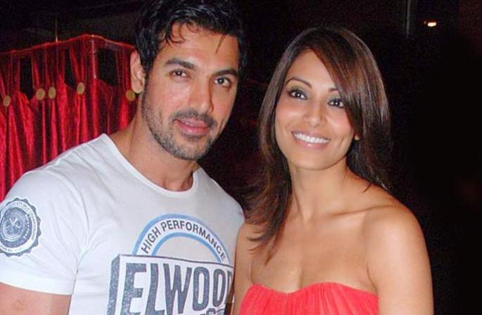 When Bipasha Basu was in front of everyone, John Abraham was shocked! | जेव्हा बिपाशा बसूने सर्वांसमोर जॉन अब्राहमला केली होती शिवीगाळ! When Bipasha Basu was in front of everyone, John Abraham was shocked! | जेव्हा बिपाशा बसूने सर्वांसमोर जॉन अब्राहमला केली होती शिवीगाळ!
