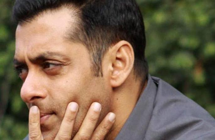 Salman Khan's last night's exit! Staying on the edge of the swimming pool all night !! | अशी गेली सलमान खानची निकालापूर्वीची रात्र! रात्रभर स्वीमिंग पूलाच्या काठावर राहिला बसून!! Salman Khan's last night's exit! Staying on the edge of the swimming pool all night !! | अशी गेली सलमान खानची निकालापूर्वीची रात्र! रात्रभर स्वीमिंग पूलाच्या काठावर राहिला बसून!!