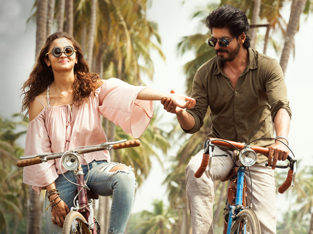 Two weeks after the release, is the promise of 'Dear Zindagi'? | रिलीजनंतर दोन आठवड्यांनी का वादात सापडलायं ‘डियर जिंदगी’? Two weeks after the release, is the promise of 'Dear Zindagi'? | रिलीजनंतर दोन आठवड्यांनी का वादात सापडलायं ‘डियर जिंदगी’?