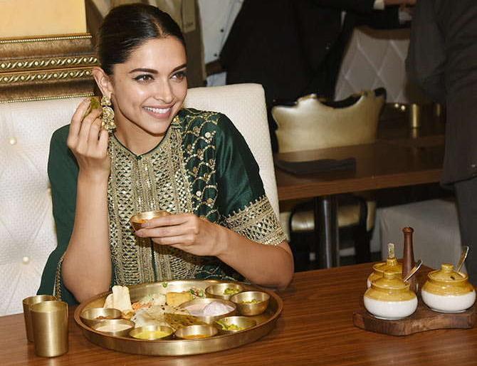 Deepika Padukone defeated due to Padmavat's success, celebrated the Rajasthani dish and celebrated! | ‘पद्मावत’च्या यशामुळे हरकून गेली दीपिका पादुकोण, राजस्थानी थाळीचा आस्वाद घेत केले सेलिब्रेशन!