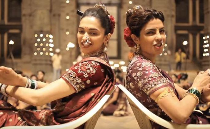 Deepika-Priyanka took 1.3 million rupees for four minutes! | दीपिका-प्रियंकाने घेतले चार मिनिटांसाठी १.३ कोटी रुपये!