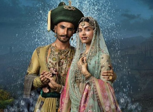 Ranveer-Deepika brought near his fate! | रणवीर-दीपिकाला त्यांच्या नशीबाने जवळ आणले! Ranveer-Deepika brought near his fate! | रणवीर-दीपिकाला त्यांच्या नशीबाने जवळ आणले!