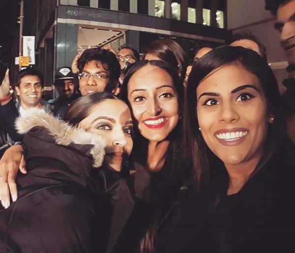 Toronto with Deepika Fan ... | टोरँटोत दीपिका फॅन्ससोबत... Toronto with Deepika Fan ... | टोरँटोत दीपिका फॅन्ससोबत...