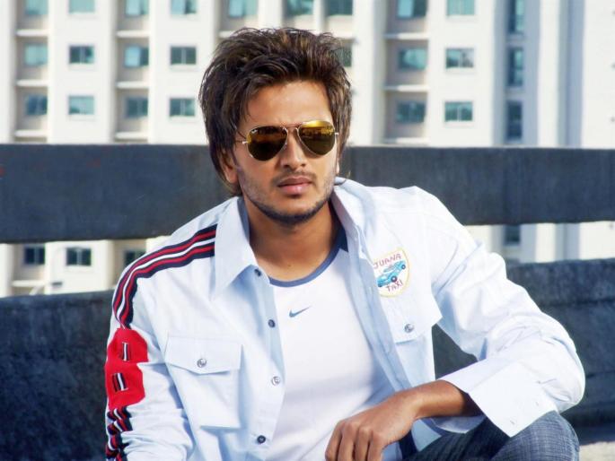 Ritesh Deshmukh wishes Shiv Jayanti to give | रितेश देशमुखने दिल्या शिवजयंतीच्या शुभेच्छा