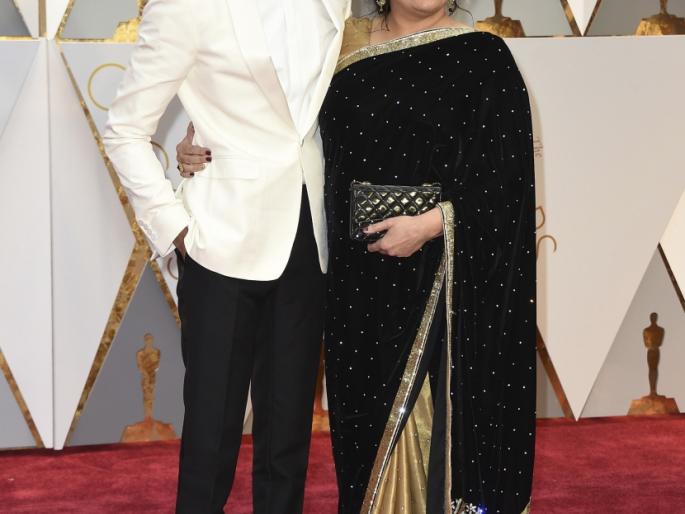 Goddess Husseri meets Oscar at the Oscars | ​ऑस्कर सोहळ्याला देव पटेलने लावली आईसोबत हजेरी