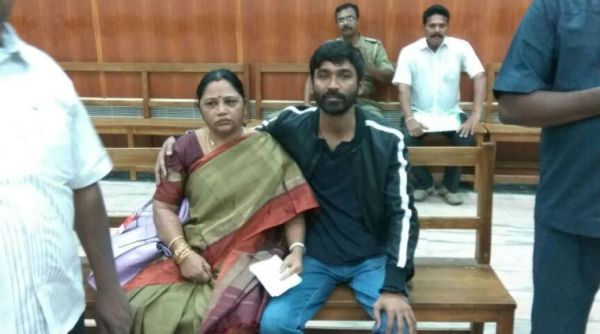 Dhanush parentage case: Dhanush arrives with his mother in court | Dhanush parentage case : धनुष आईसोबत पोहोचला न्यायालयात Dhanush parentage case: Dhanush arrives with his mother in court | Dhanush parentage case : धनुष आईसोबत पोहोचला न्यायालयात
