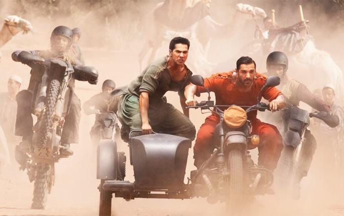 John-Varunchi 'Sholay' stylish! | जॉन-वरूणची ‘शोले’ स्टाईलबाजी!