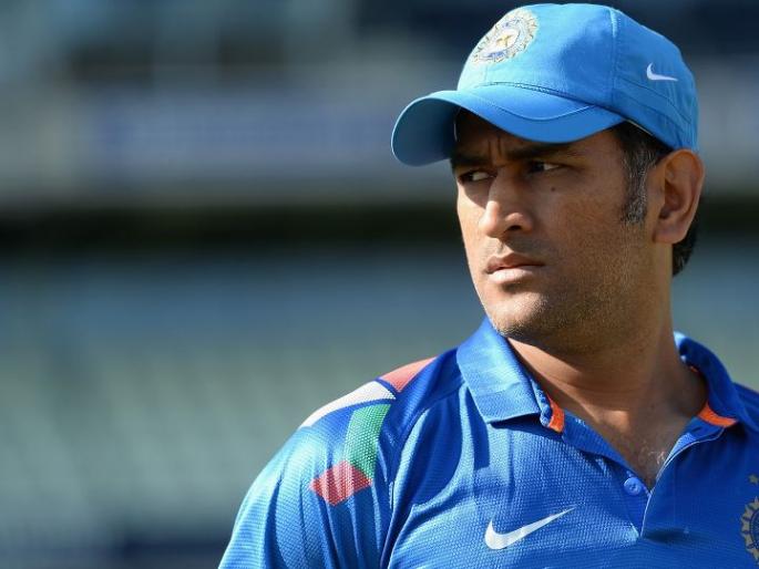 Dhoni looks at himself as a biopic | ​धोनीने बघीतली स्वत: चीच बायोपिक